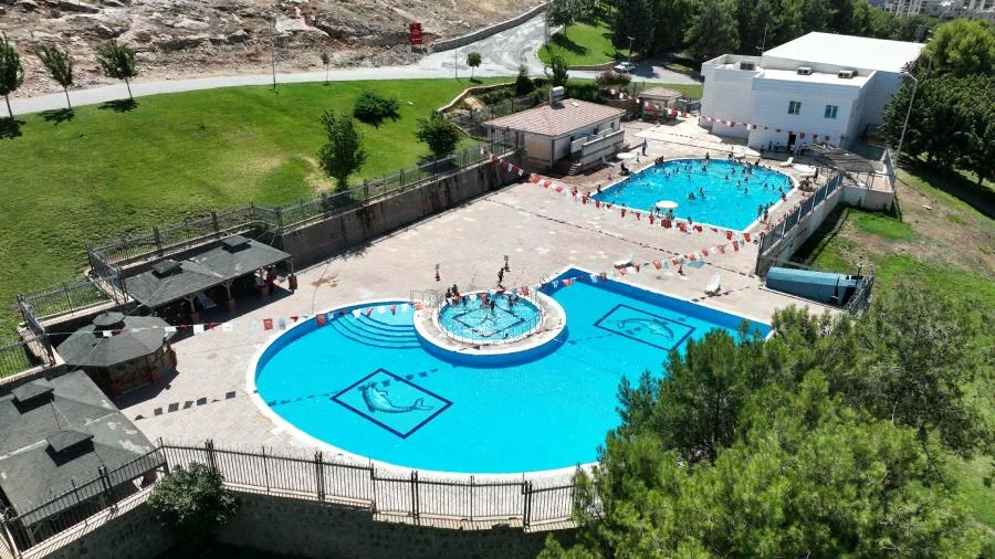 Şanlıurfa'da Sıcak Havada Güvenli Yüzme Havuzları