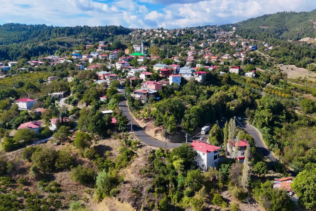 Mersin'de kırsal mahallelere 5 bin ton asfalt