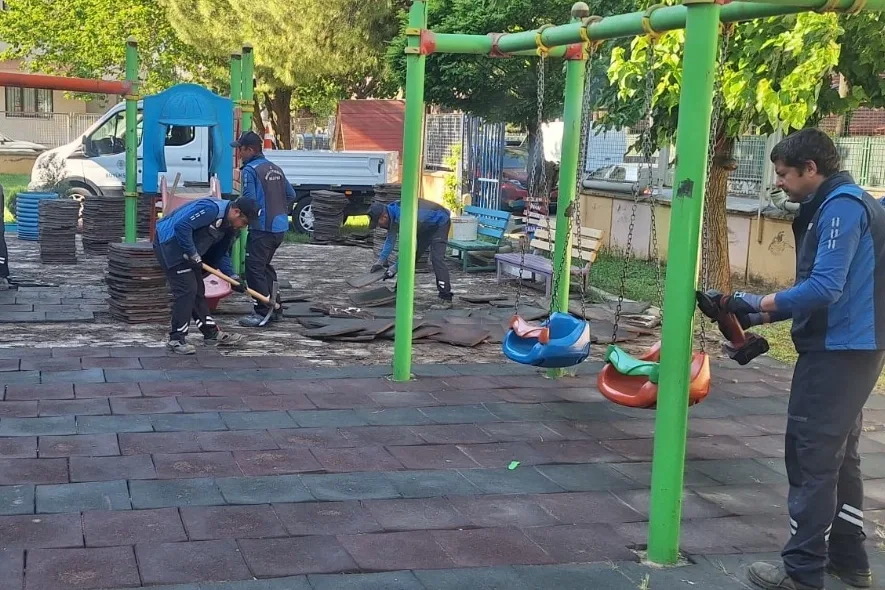 Muğla Belediyesi Okul Bahçelerine Oyun Alanları Kazdı