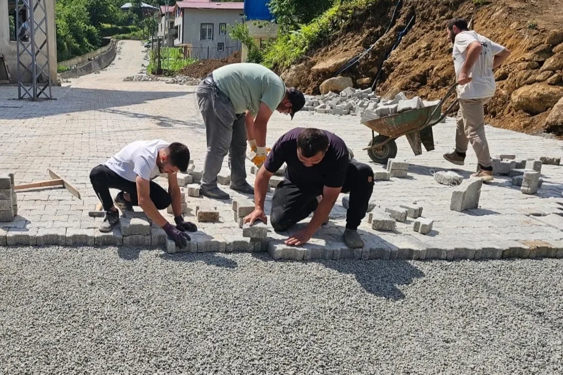 Artvin Borçka Demirciler Köyü’nde Kilit Parke Çalışmaları Sürüyor