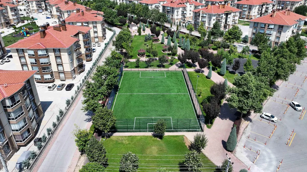 KARATAY’DA 14 HALI SAHANIN YAPIM ÇALIŞMALARI HIZLA SÜRÜYOR