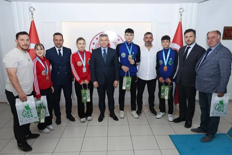 Artvin Vali Ergün'den Şampiyon Sporculara Ödül