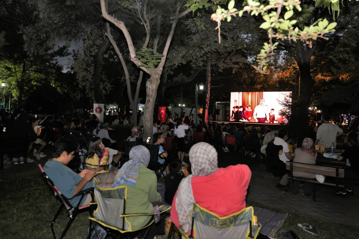 Keçiören'de Açık Hava Sinema: Neşeli Günler Gösterildi