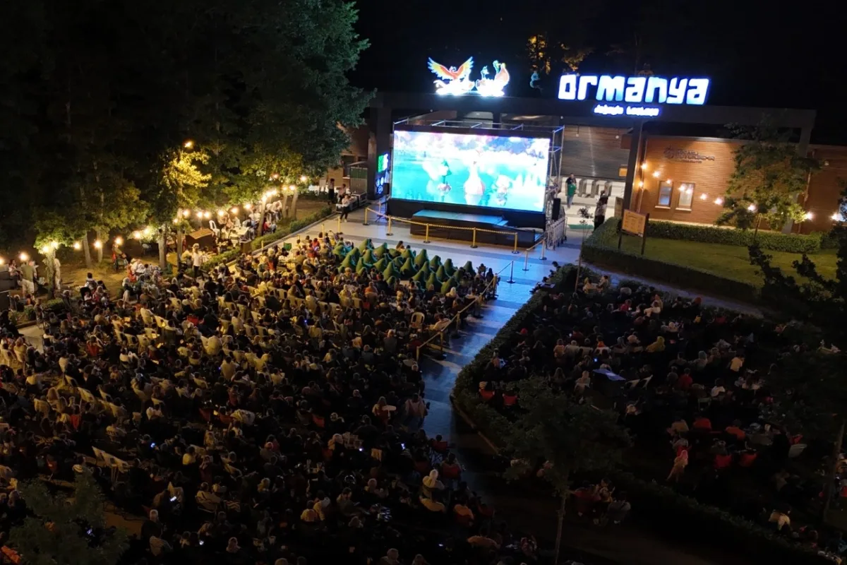 Ormanya'da Yıldızların Altında Gece Sineması