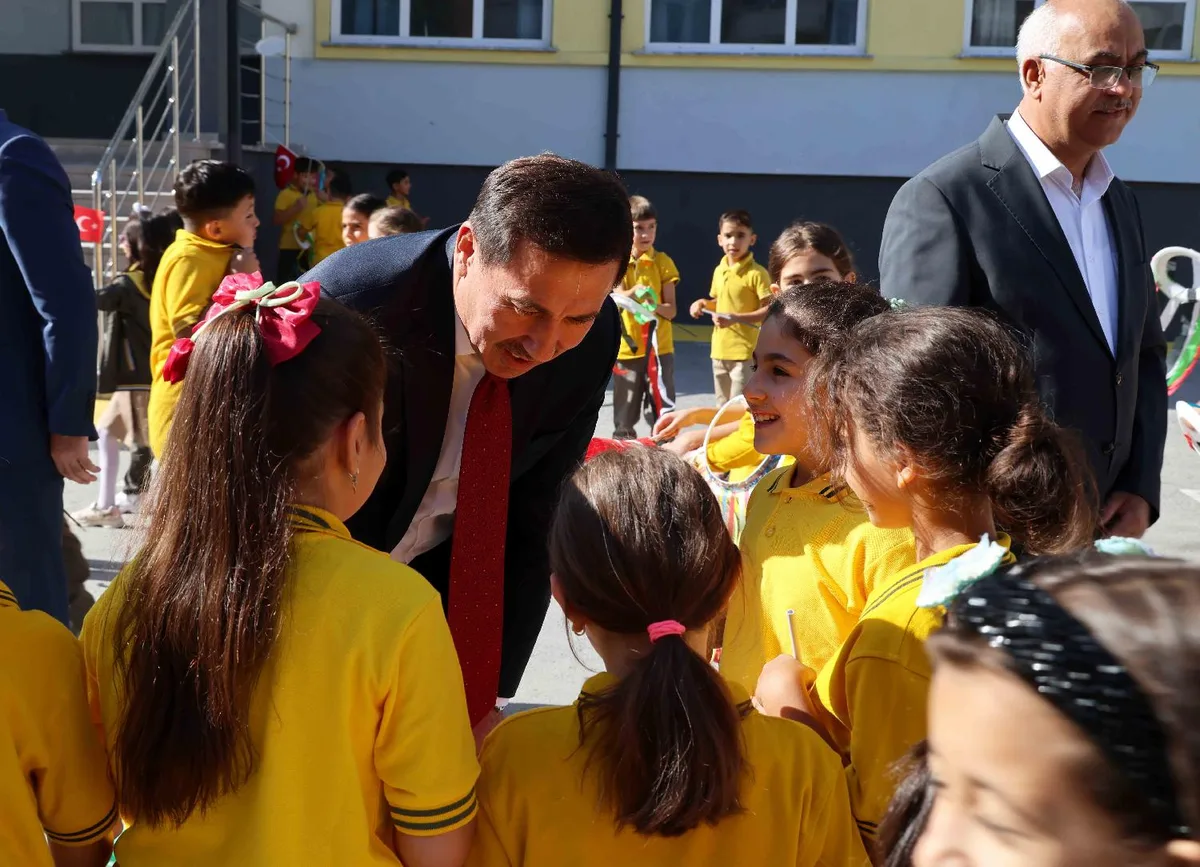 BAŞKAN KILCA YENİ DÖNEMİN İLK GÜNÜNDE ÖĞRENCİLERİN HEYECANINA ORTAK OLDU