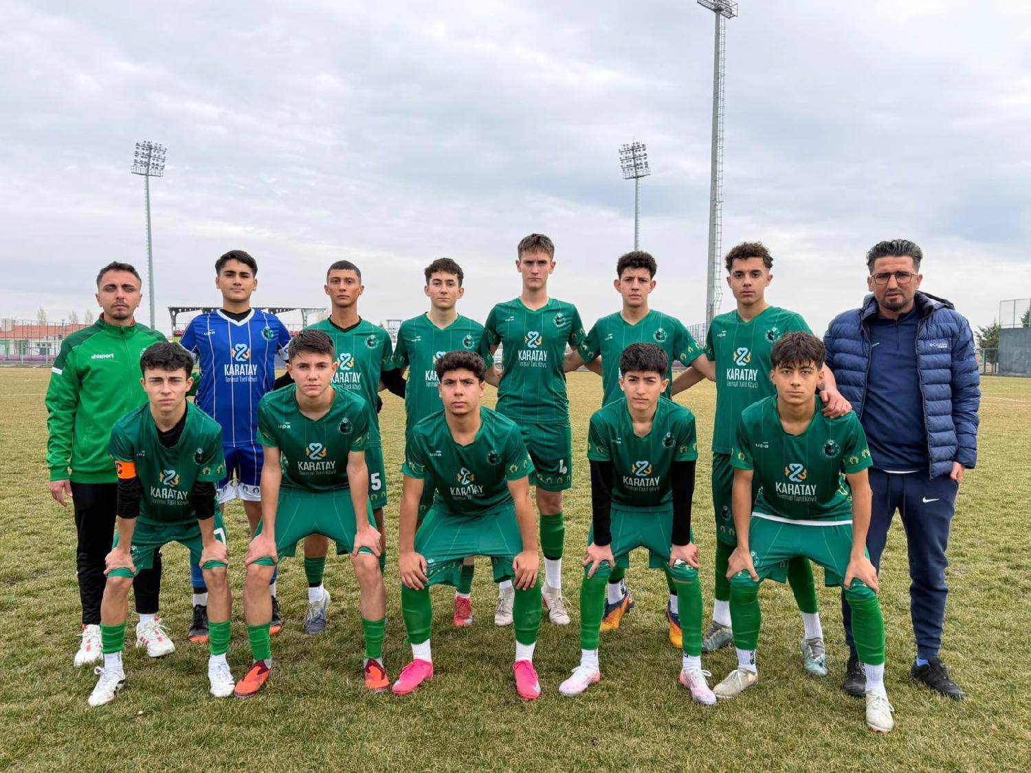 Karatay Belediyespor, futbol takımlarıyla zirveyi sıkmaya devam ediyor