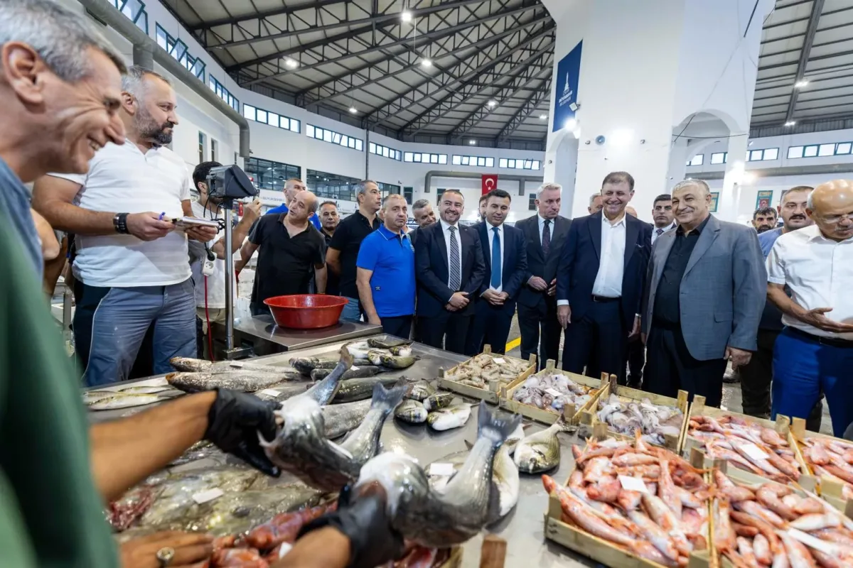 İzmir’de Balıkçılar Yeni Av Sezonu İçin Denize Açıldı