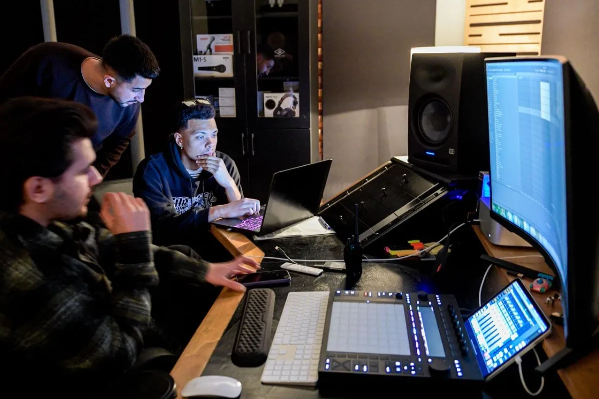 İzmir’de Gençlere Ücretsiz Müzik Stüdyosu