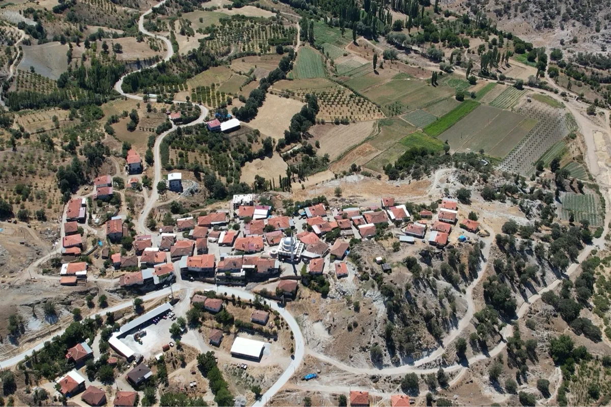 Manisa’da 13 Mahalleye Ulaşımı Kolaylaştıracak Yol Çalışması