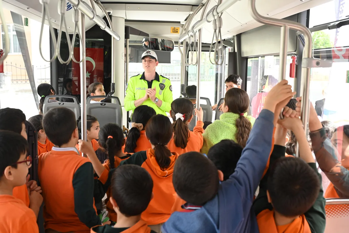 Konya’da ‘Nezaket Otobüsü’ 2 500 çocuğu trafikte bilinçlendirdi