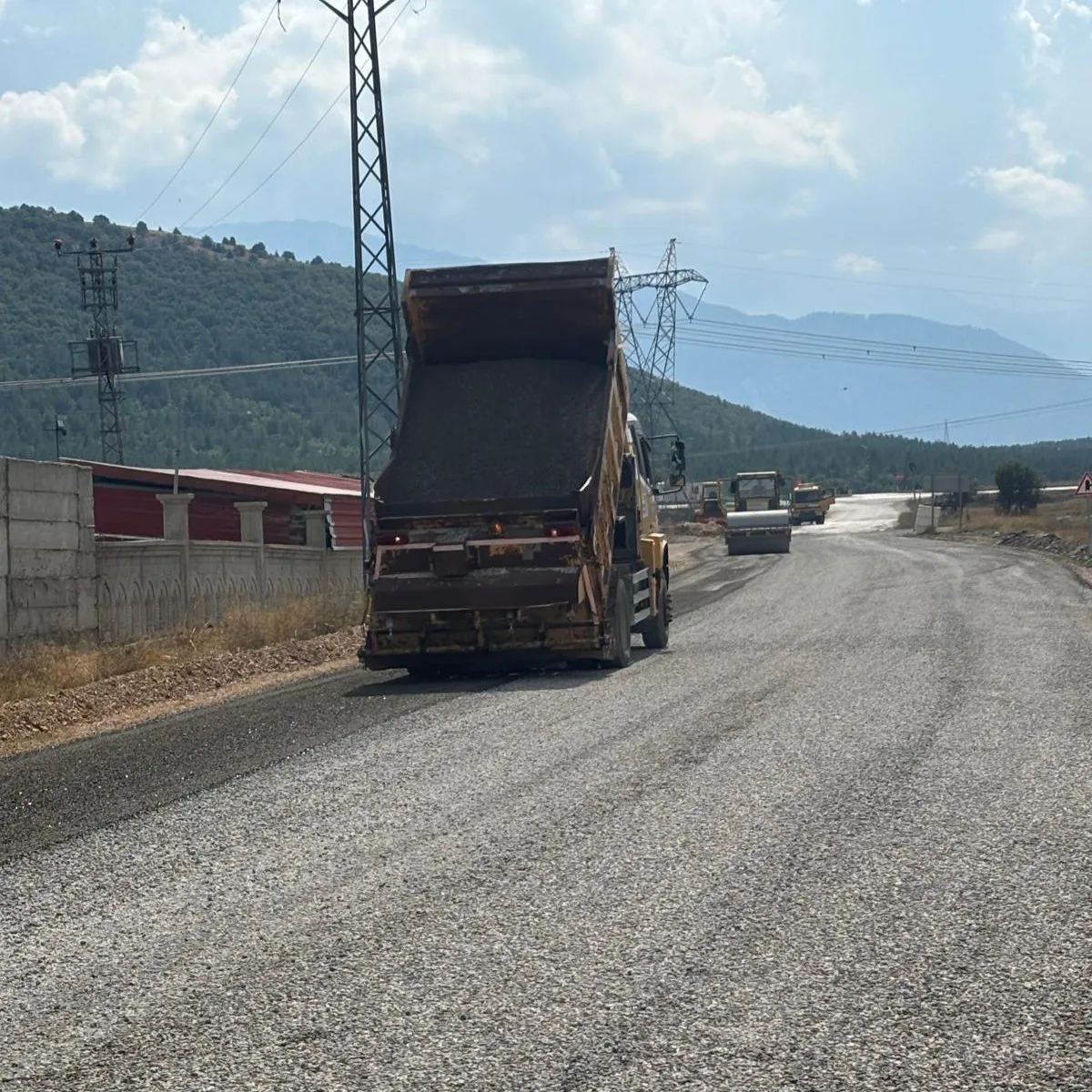 Göksun Yeniyapan Grup Yolunda Asfalt Çalışmaları Sürüyor