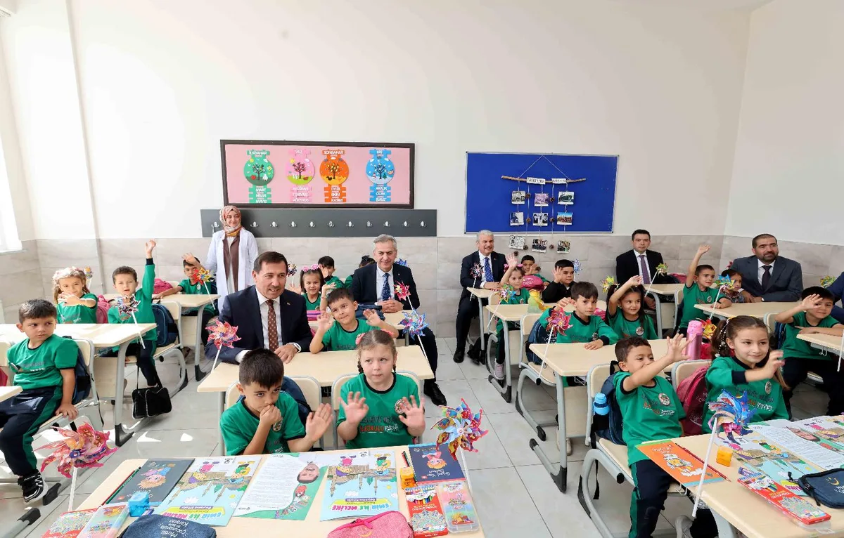VALİ AKIN, KAYMAKAM AYHAN, BAŞKAN KILCA VE İL MİLLİ EĞİTİM MÜDÜRÜ YİĞİT ÖĞRENCİLERLE BİR ARAYA GELDİ