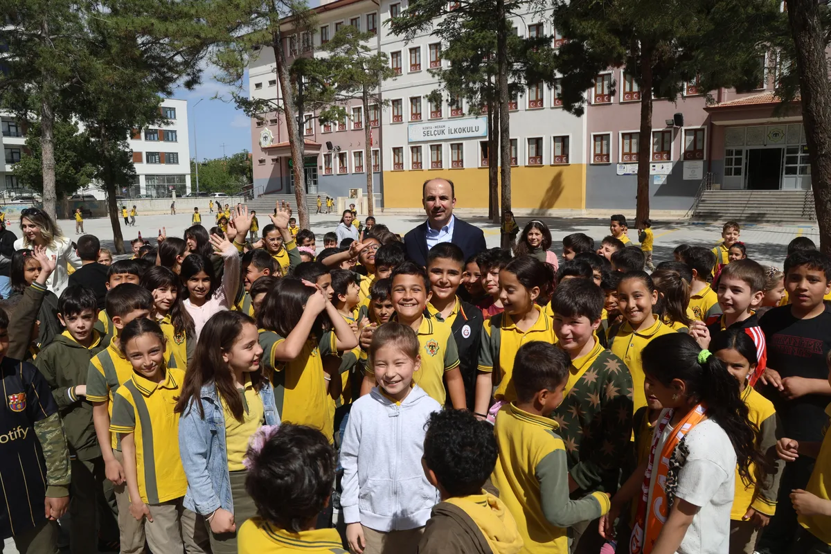 Mezun Okulunda Öğrencilerle Buluşan Başkan Altay