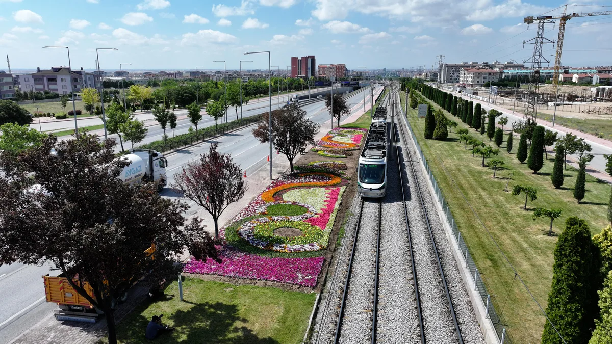 KONYA BÜYÜKŞEHİR’İN ÇİÇEKLERLE BEZEDİĞİ CADDE VE PARKLAR GÖZ KAMAŞTIRIYOR