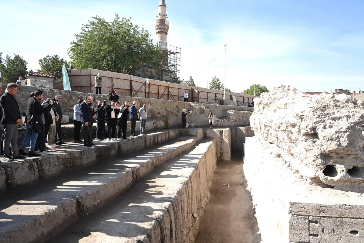 Larende'de tarihi kapı ve sur duvarları gün ışığına çıktı