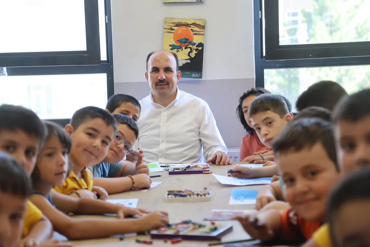 BAŞKAN ALTAY BİLGEHANE VE YAZ KUR’AN KURSU’NDA EĞİTİM GÖREN ÖĞRENCİLERLE BULUŞTU