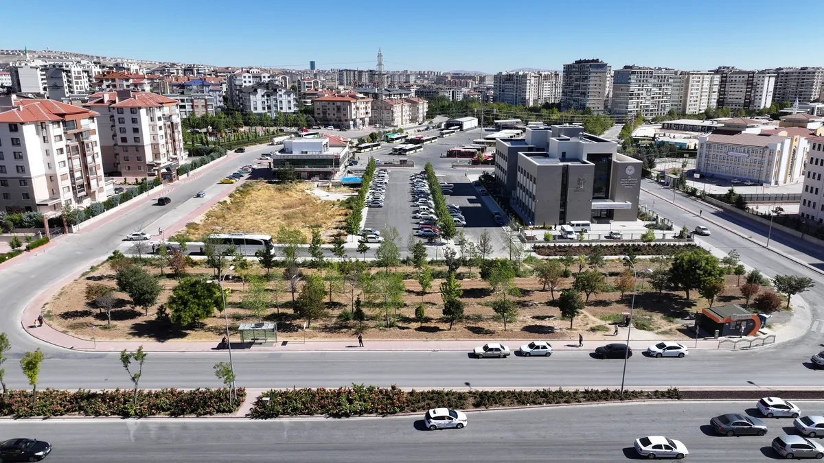 Konya Tramvay Güzergâhında Ağaçlar Kök Ve Topraklarıyla Taşındı