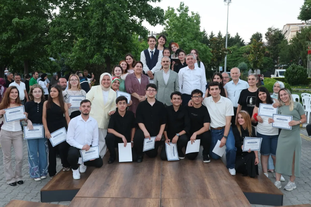 Çayırova'da Açık Hava Tiyatro Gösterisi
