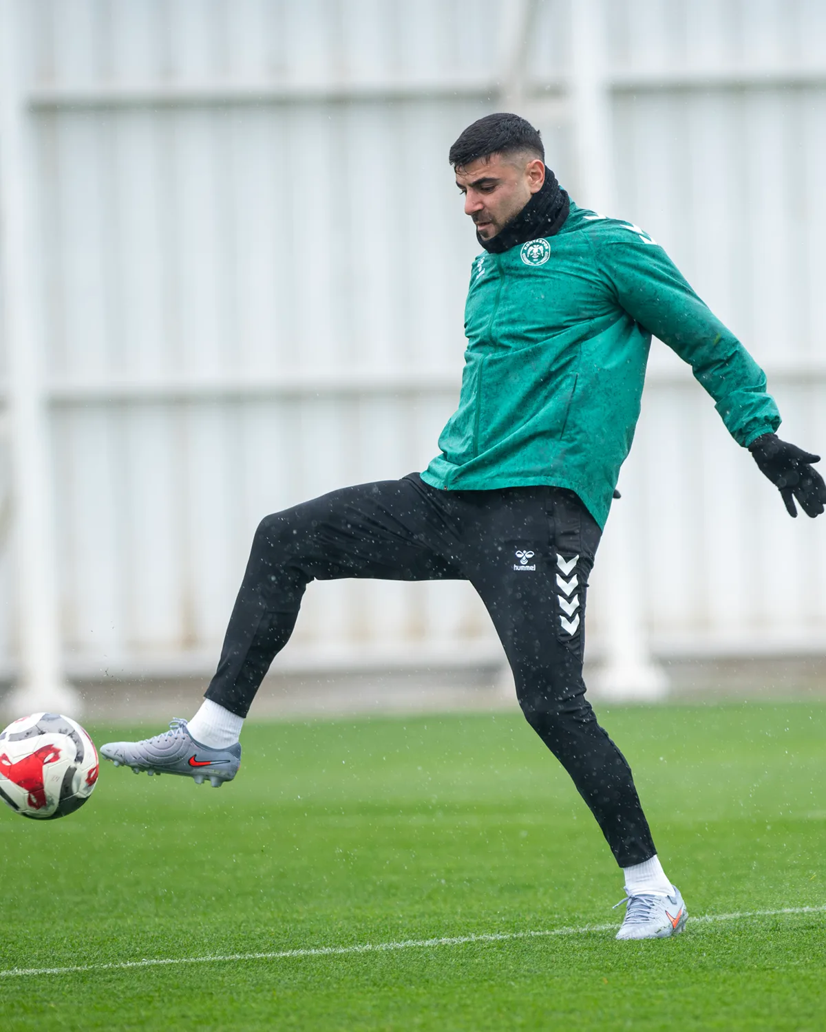 Konyaspor, Fatih Karagümrük maçı için ağır yağış altında antrenman serisi başladı