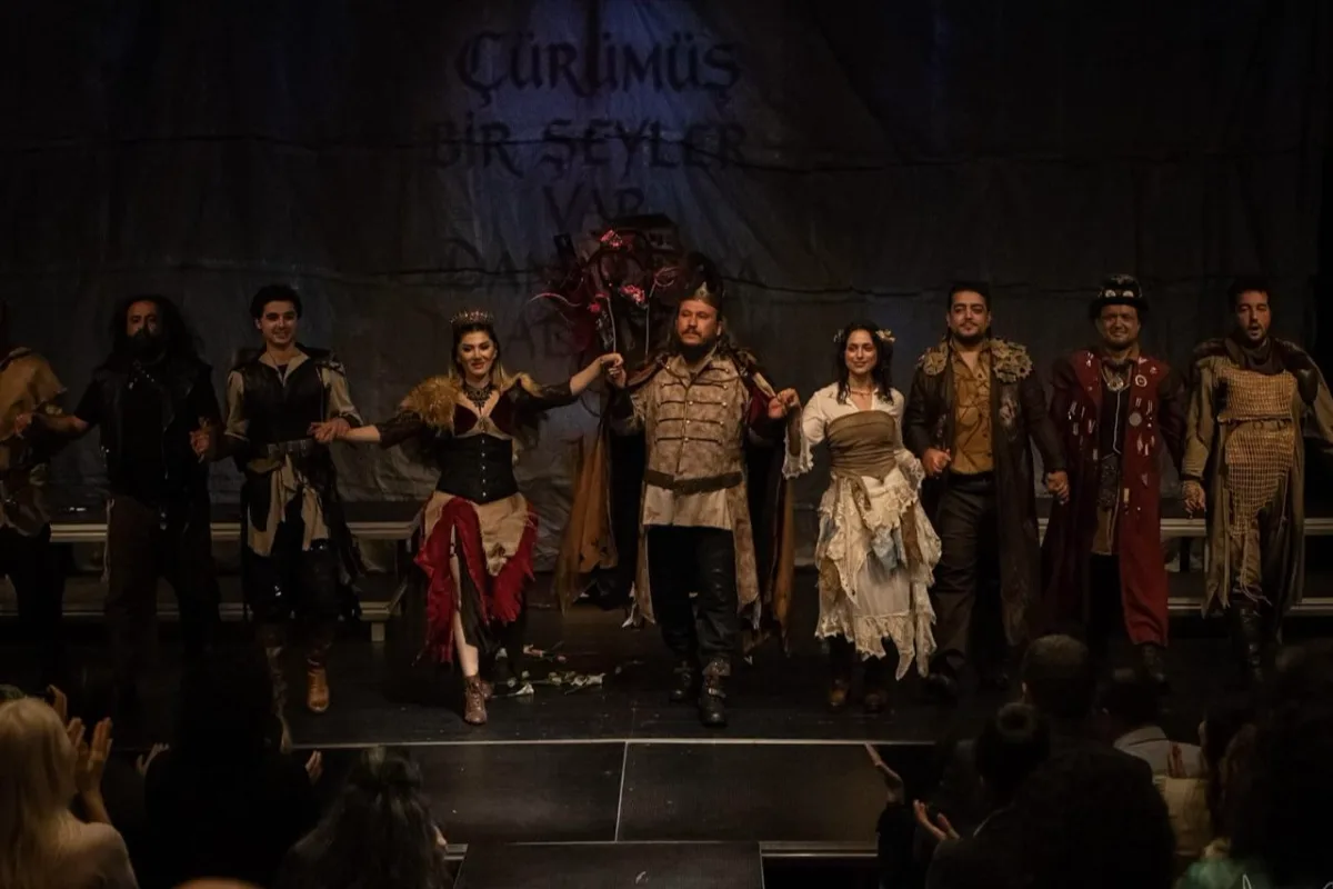 Maltepe Tiyatrosu Babel'de 'Hamlet' ile Ayakta Alkışlandı