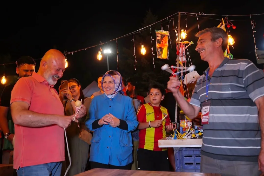 Çolakbayrakdar, 'Neşeli Günler'i izledi