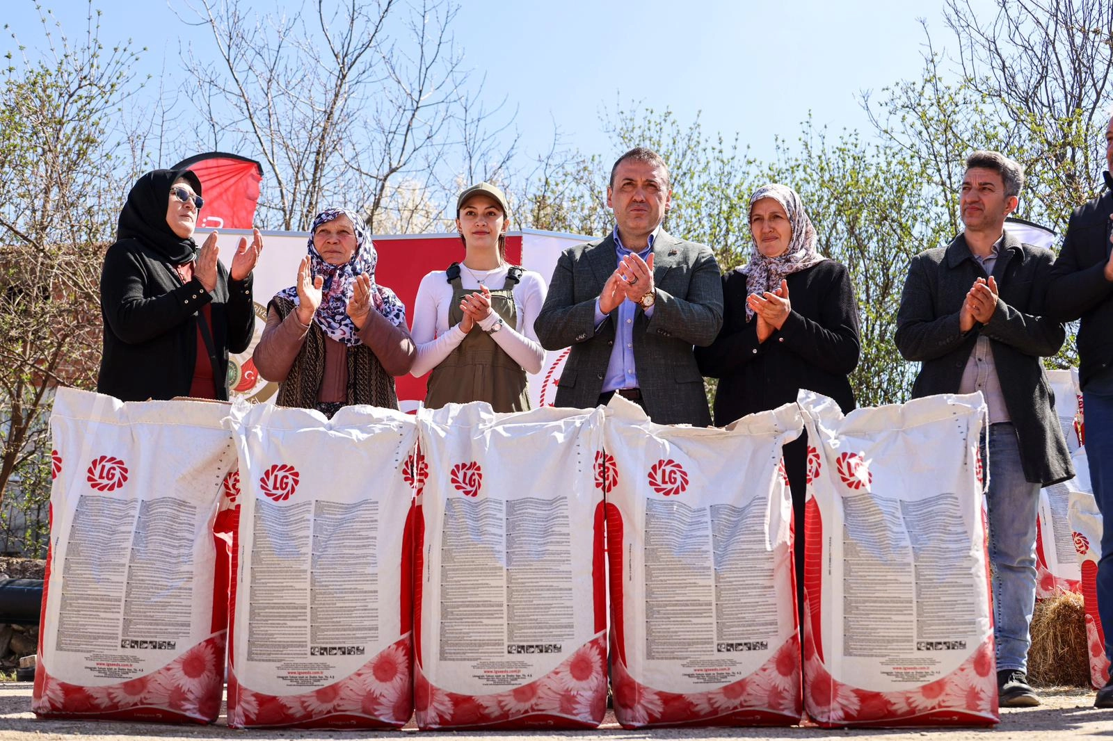 Bilecik'te Çiftçiye Ayçiçeği Tohumu Desteği: Vali Kurtköy'de Etkili Etkinliği