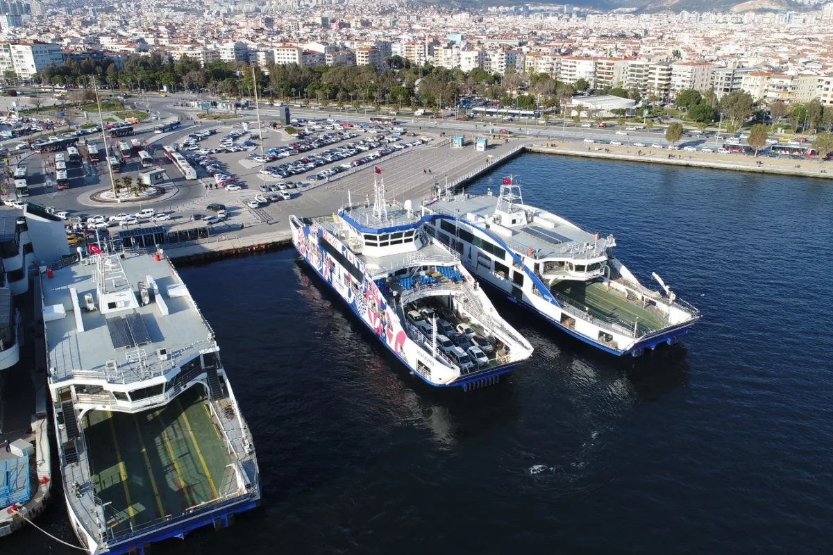 İzmir'de Arabalı Vapur Trafiği Nefes Aldırıyor
