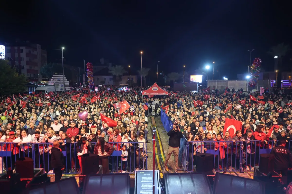 Cumhuriyet Bayramı Dalaman'da Emre Altuğ ile Kutlandı