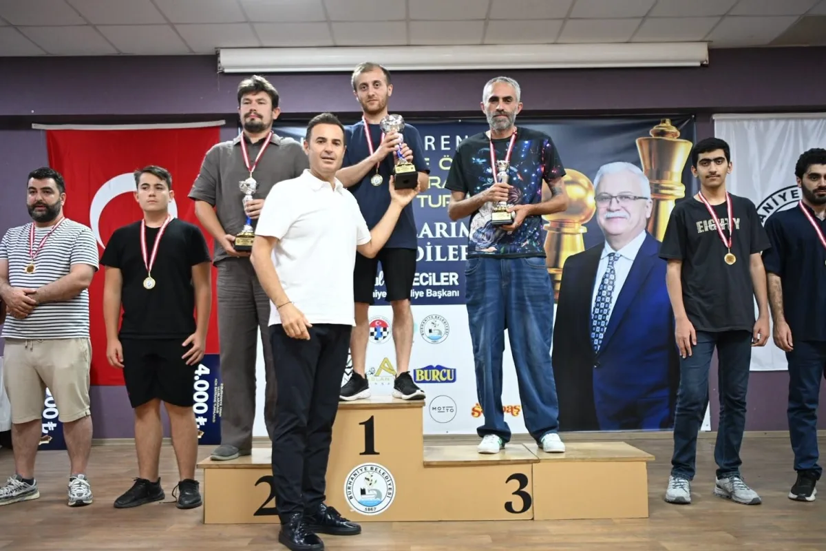 Burhaniye'de Dev Satranç Turnuvası