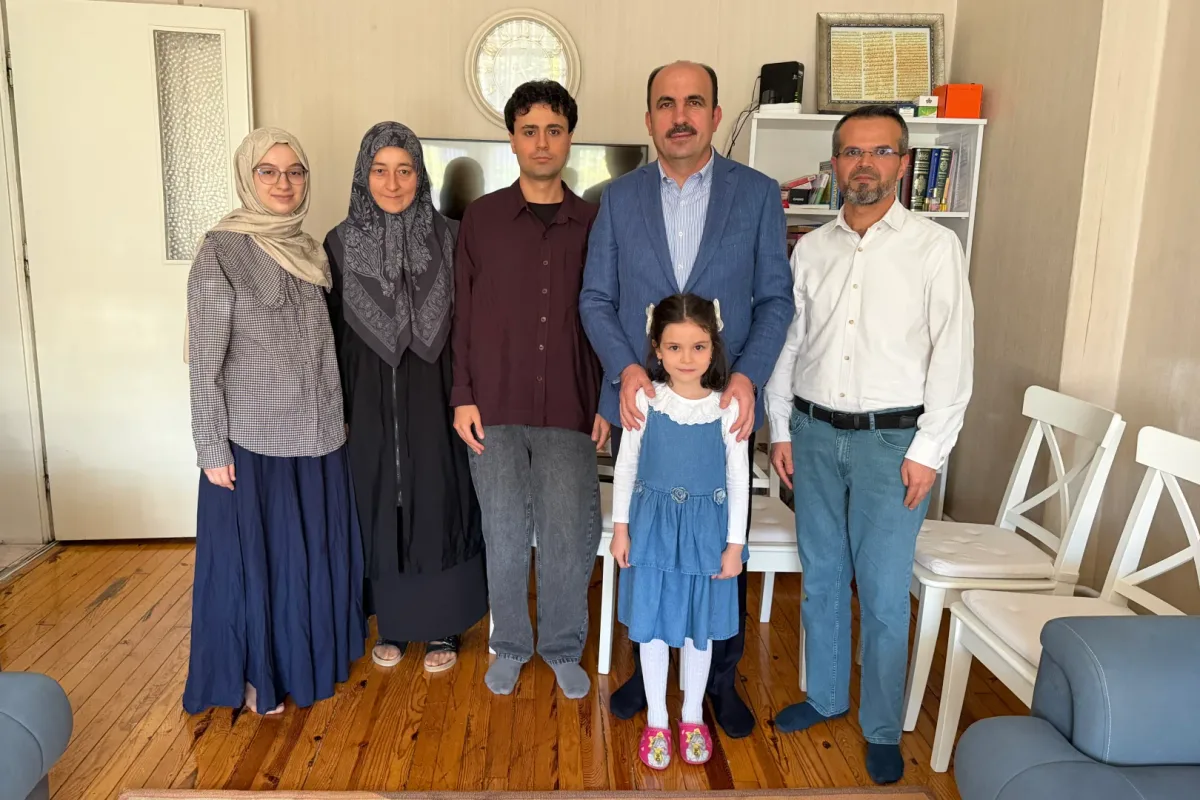 Başkan Altay, umre kazananı Hatice Kübra'yı ziyaret etti