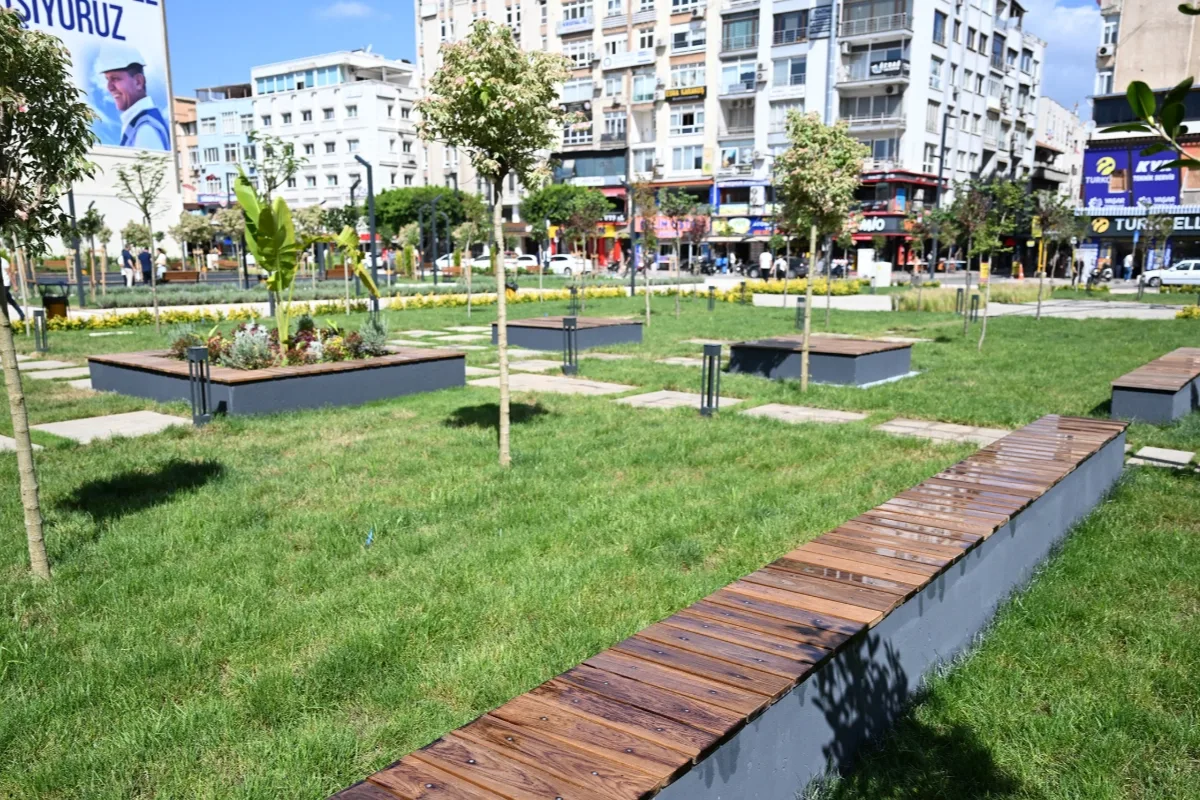 Mersin'de Kırmızı Lacivert Meydan Vatandaşlara Açıldı