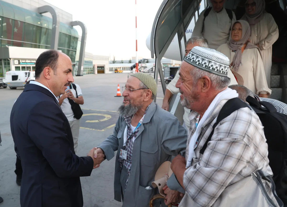 Altay'dan Vefa Umreli İlk Kafileye Karşılama