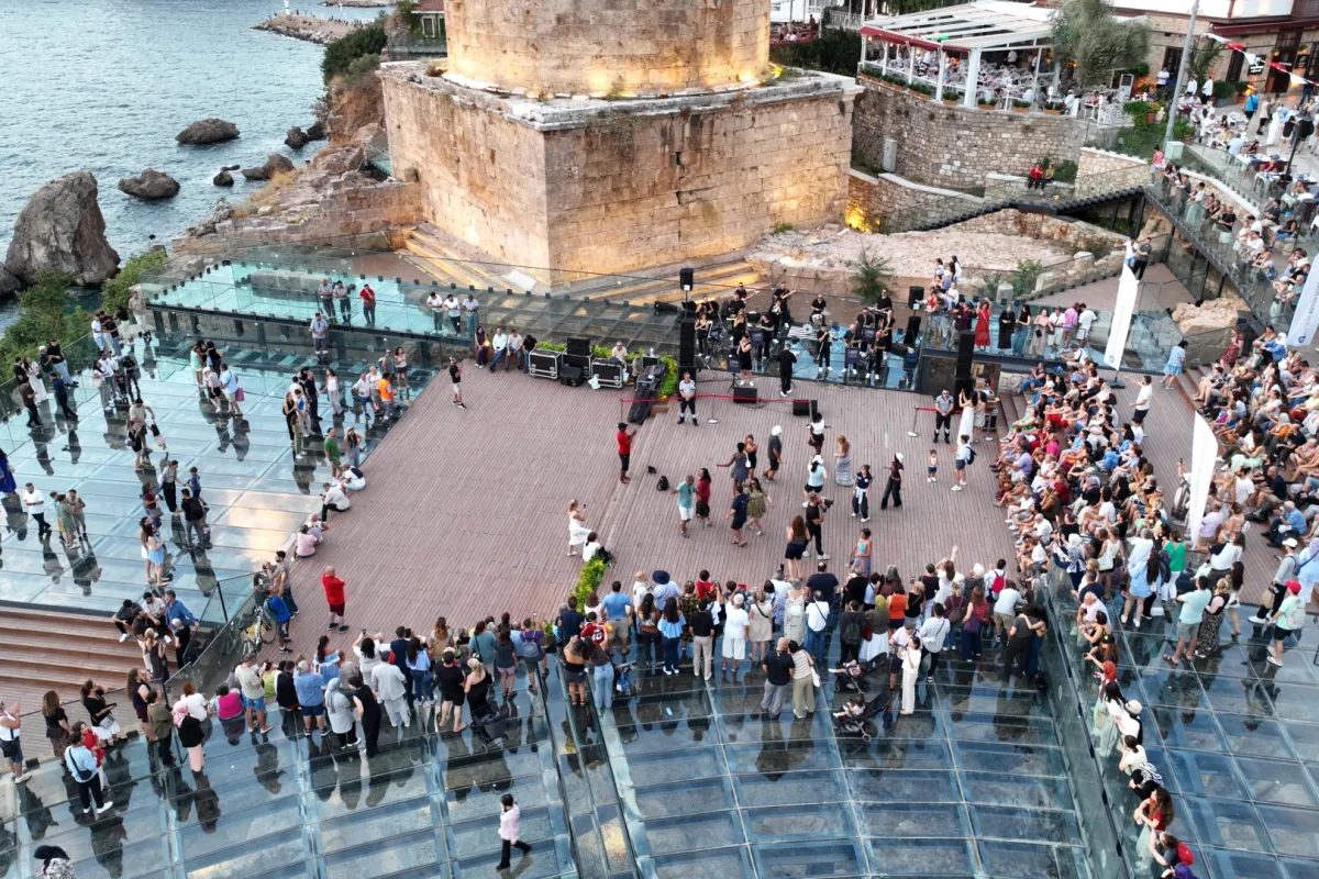 Antalya'da Hıdırlık Kulesi'nde Gün Batımı Konseri
