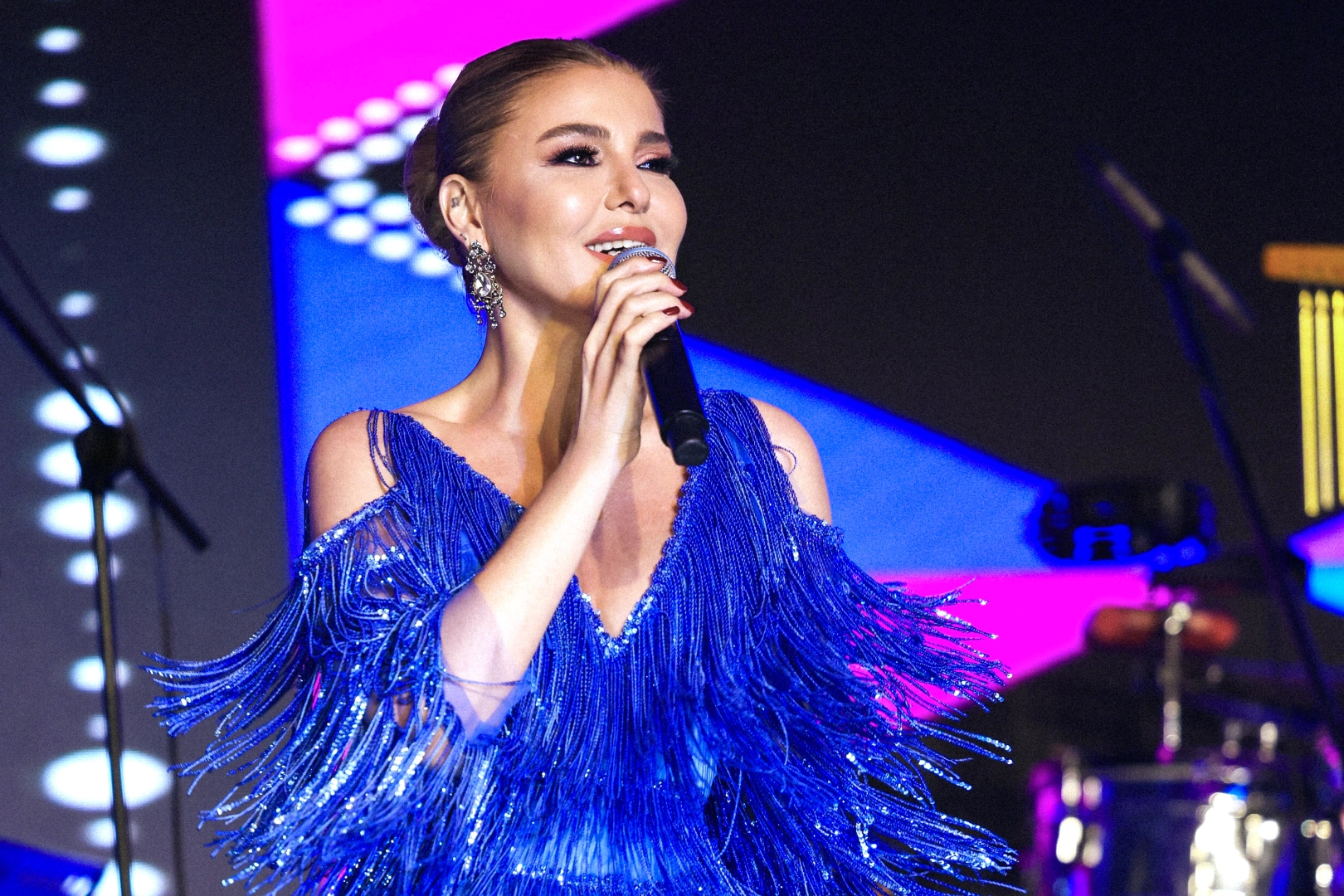Gülben Ergen Antalya'da Enerji Dolu Konser Verdi