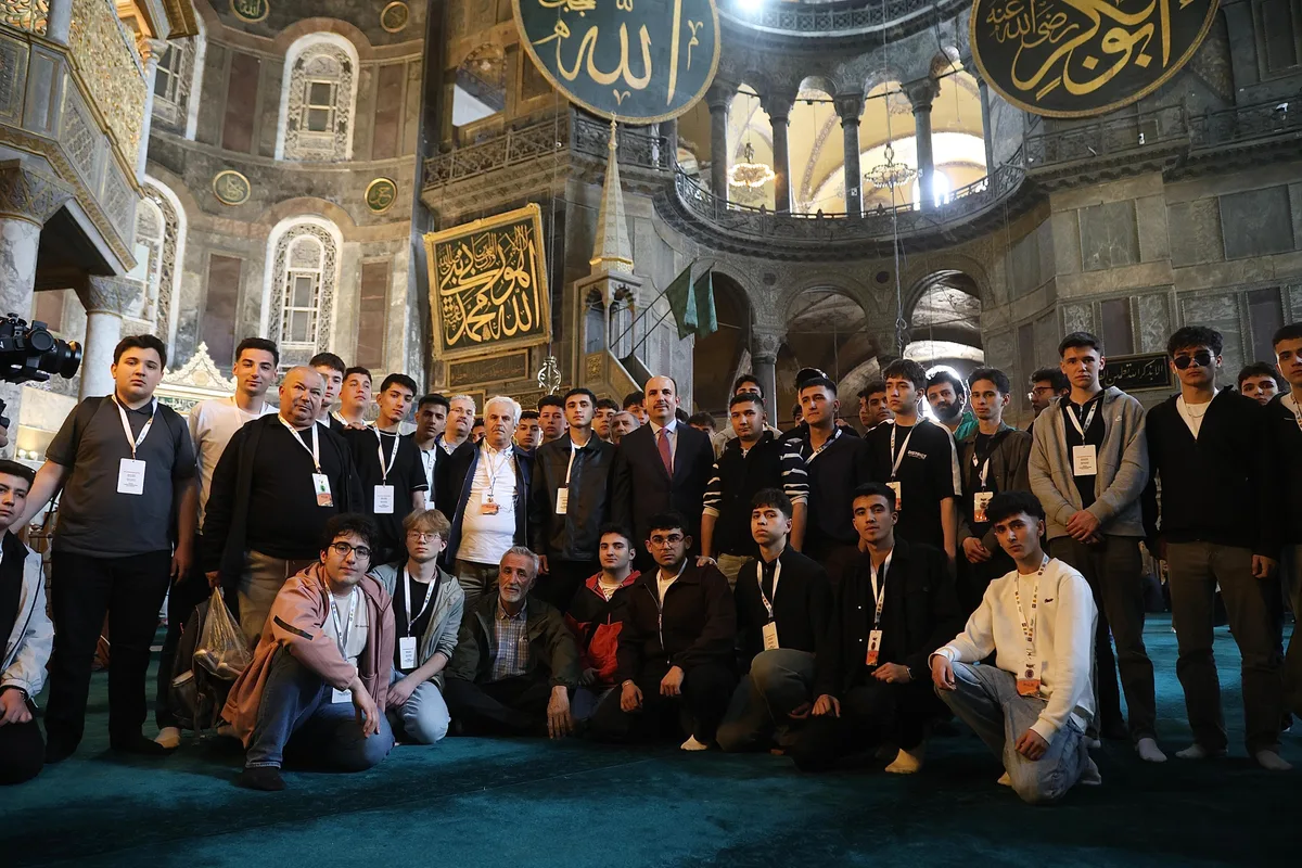 BAŞKAN ALTAY “GENÇ SEYYAH” PROJESİ İLE İSTANBUL GEZİSİNE KATILAN ÖĞRENCİLERLE BULUŞTU