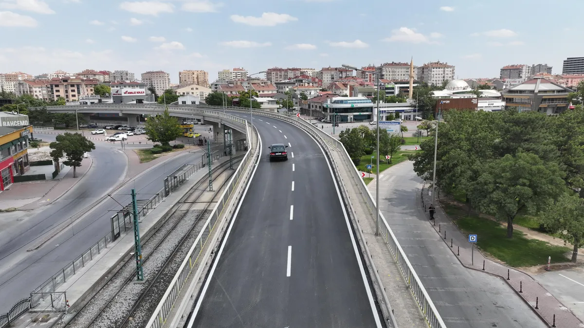 BAŞKAN ALTAY KUNDURACILAR ÜST GEÇİDİ'NDE ASFALTI YENİLEYEREK STANDARDI YÜKSELTTİKLERİNİ AÇIKLADI