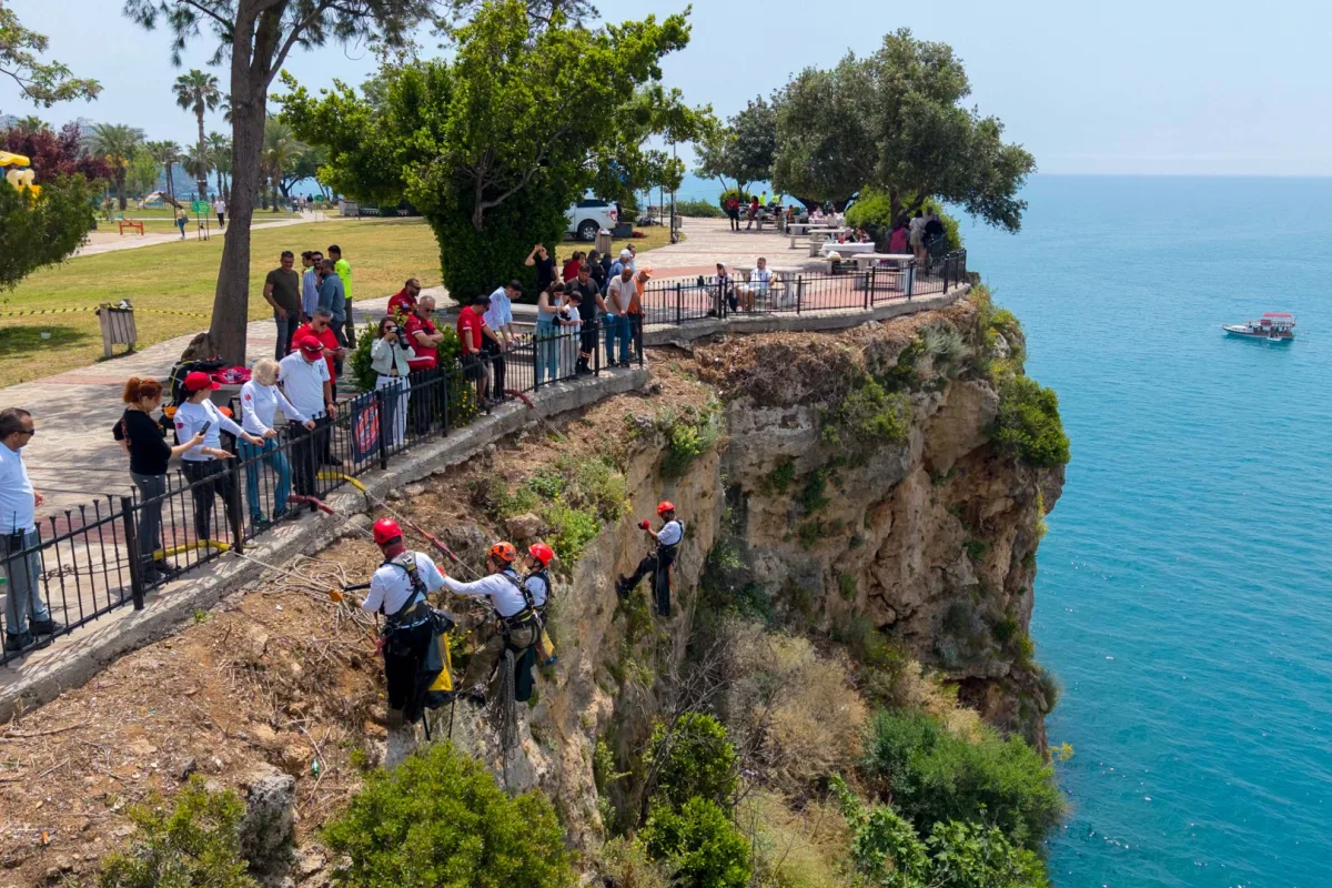 Muratpaşa’da 90 Kişilik Ekip Falezleri Temizledi