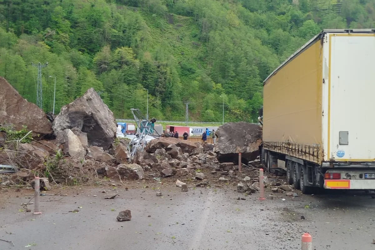 Artvin'de Heyelan: Yol Kapandı, Tır Hasar Gördü
