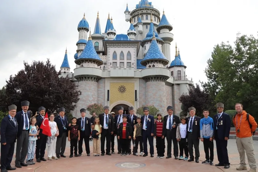 Eskişehir’de Gaziler ve Çocuklar Otobüs26’da Bir Araya Geldi