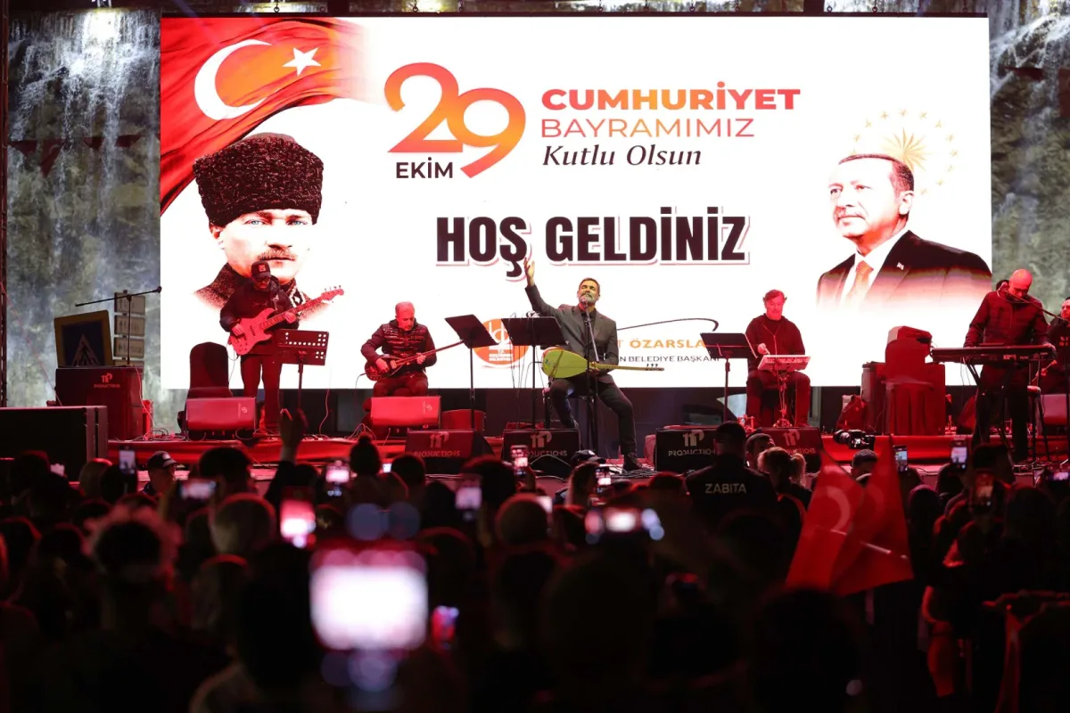 Keçiören'de 103. Yıl Bayramı: Uğur Işılak Konseriyle Coşku