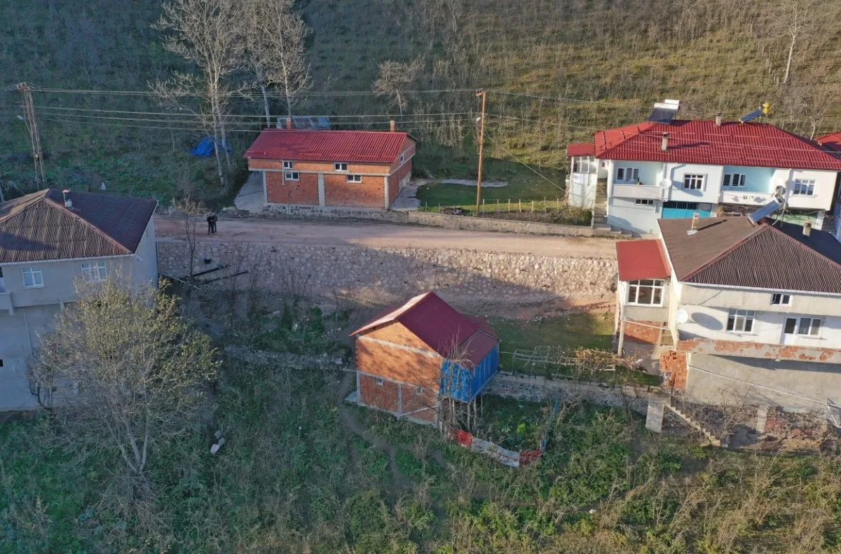 Ordu'da Kırsal Yolda 50 Metrelik Taş Duvar Örülüyor