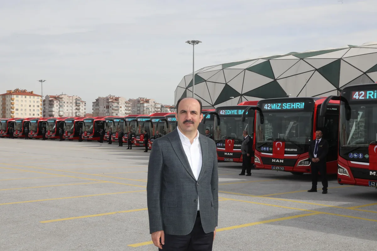 BAŞKAN ALTAY KONYA’DAKİ ÜNİVERSİTELERE İLK KEZ KAYIT YAPTIRAN ÖĞRENCİLERİN BU YIL DA TOPLU ULAŞIMI 7 GÜN ÜCRETSİZ KULLANABİLECEĞİNİ AÇIKLADI