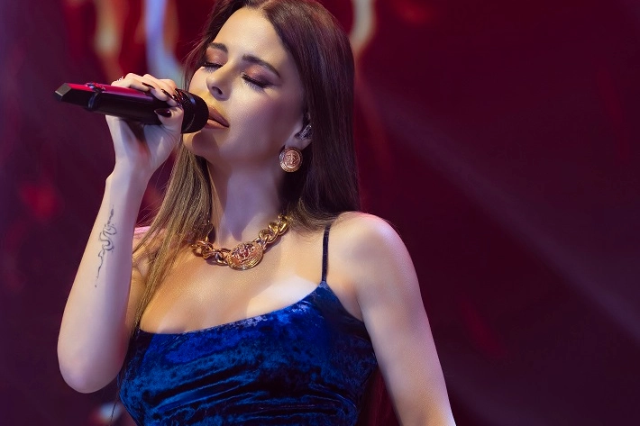 Simge Sağın'ın İstanbul Gecesi: Enerjiyle Dikkat Çeken Performans