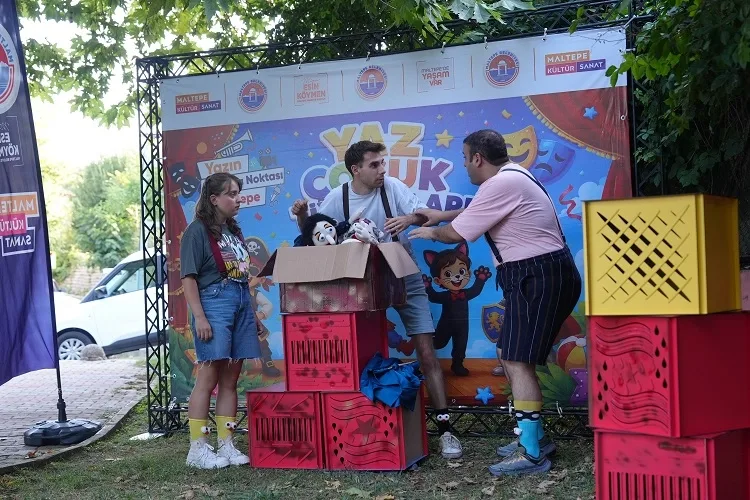 Maltepe'de Çocuklar İçin Renkli Kukla Tiyatrosu