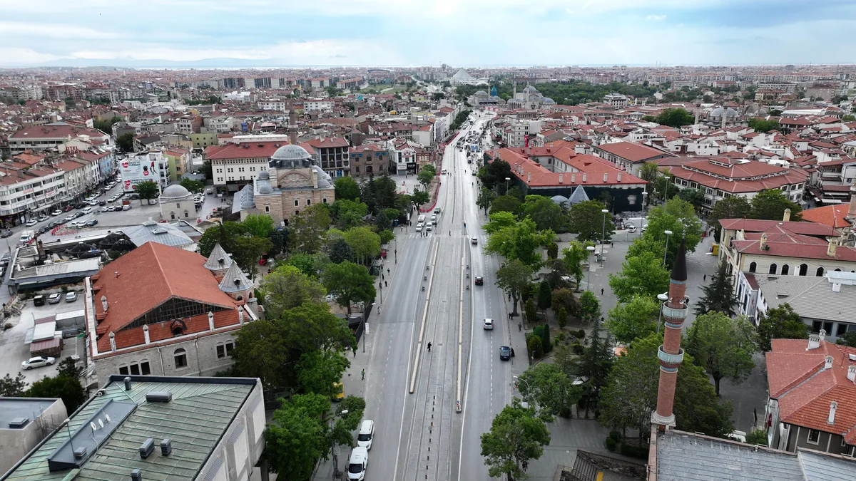 Mevlana Caddesi'nde Tarihi Aksta Yürüyüş Kolaylığı Sağlanıyor
