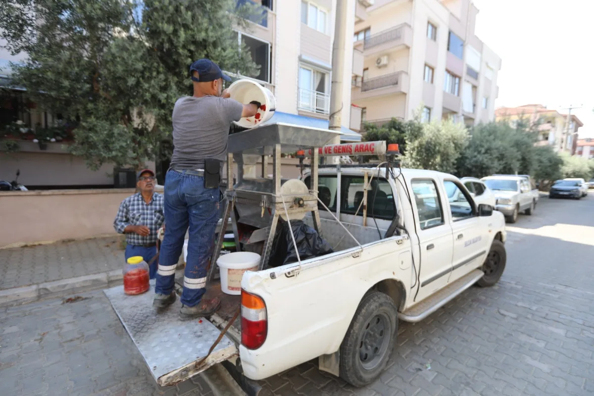 Selçuk'ta vatandaşlara salça makinesi desteği