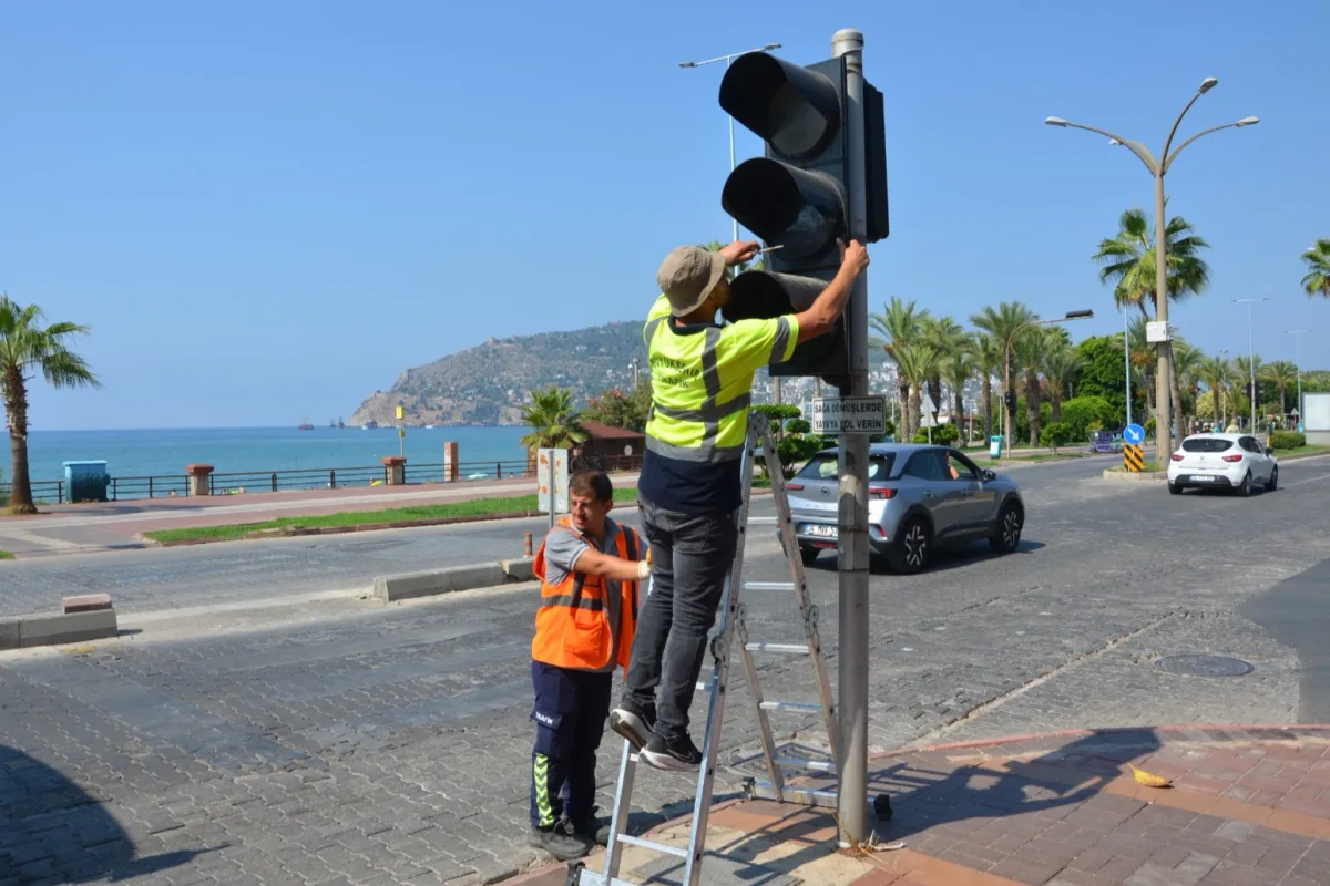 Antalya'da okul çevrelerinde trafik güvenliği yenileniyor