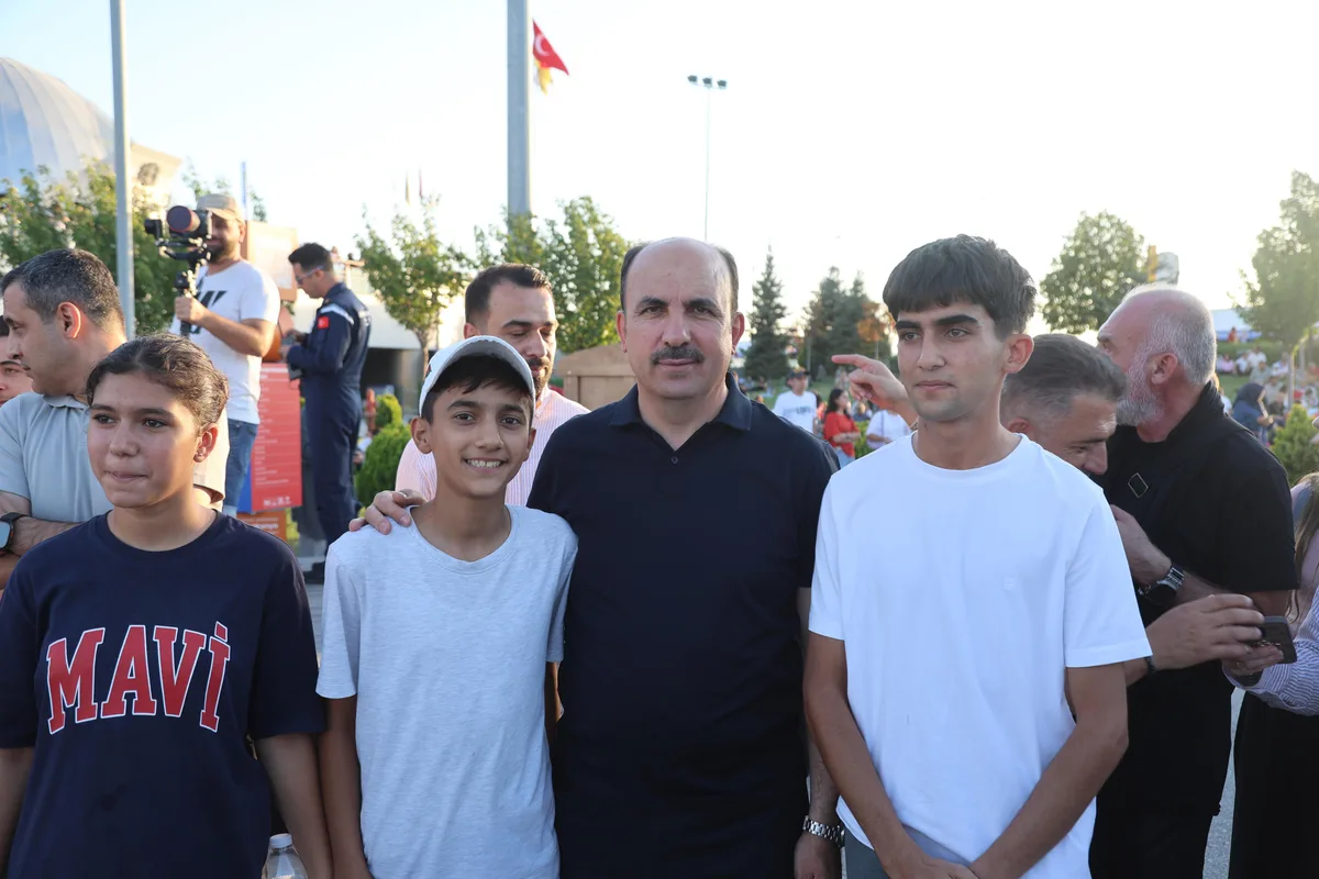 BAŞKAN ALTAY, KONYA BİLİM FESTİVALİ’NDE TÜRK YILDIZLARI’NIN MUHTEŞEM GÖSTERİSİNİ VATANDAŞLA BİRLİKTE İZLEDİ