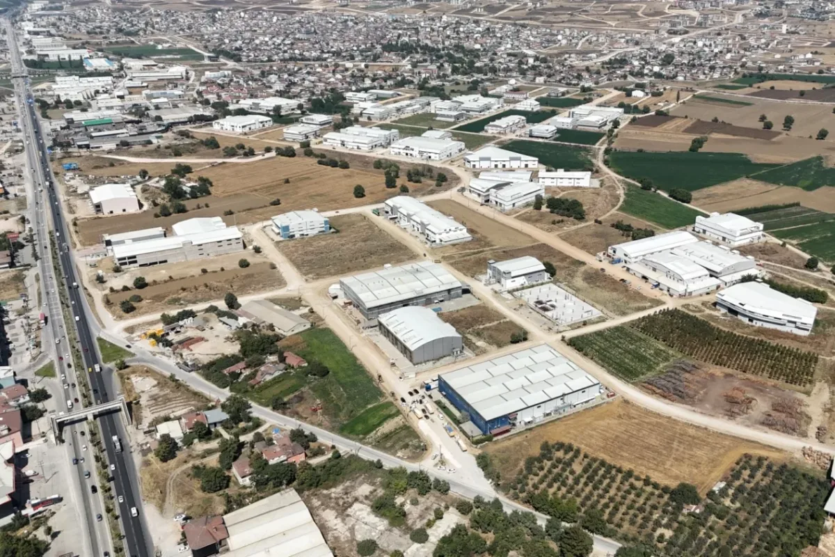 İnegöl’de Sanayi Bölgesindeki Yollarda Sathi Kaplama Çalışması Başladı