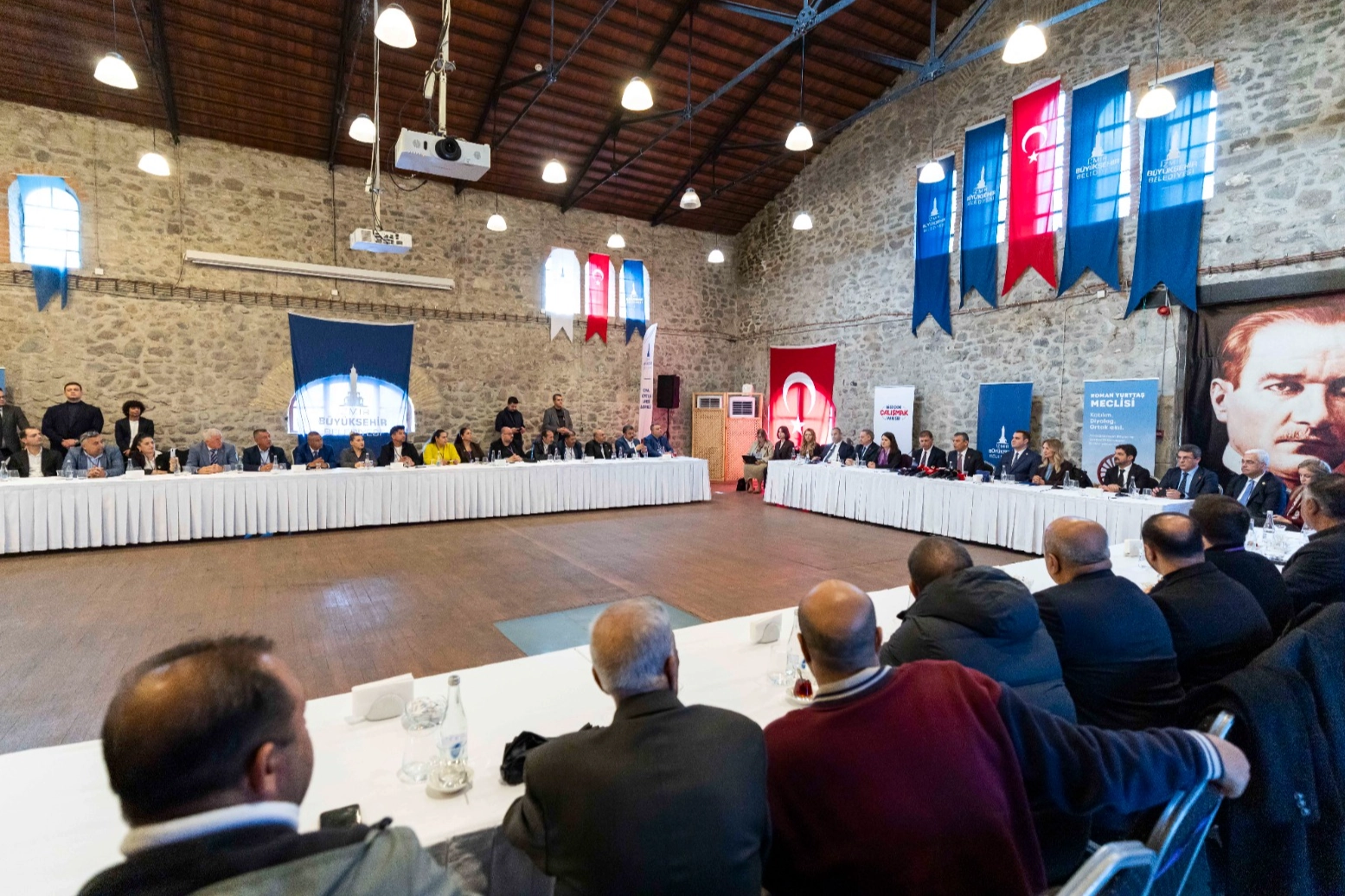İzmir Roman Meclisi'ne Özgür Özel'den destek